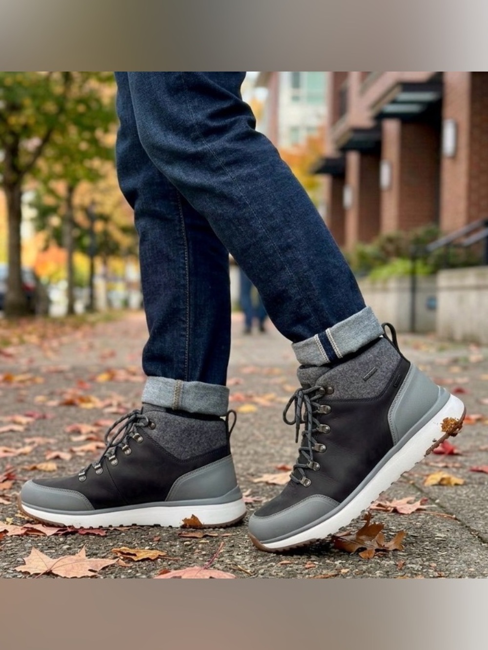 UGG® Sz 9 Women / 7 Men Olivert Snow Boots Unisex